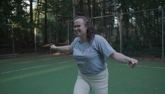 Nathalie van TeamUp leert kinderen spelenderwijs vaardigheden die ze in hun dagelijks leven kunnen gebruiken_War Child_200810