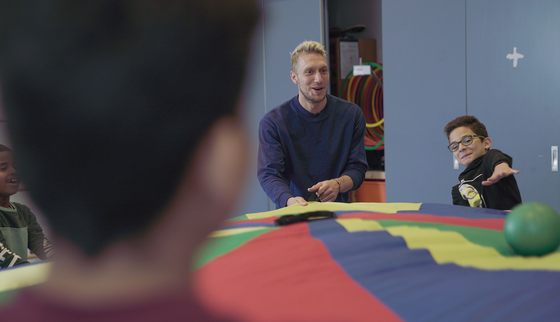 Chef'Special is de nieuwe ambassadeur van War Child en bezocht een school waar we gevluchte kinderen ondersteunen met spel- en bewegingsactiviteiten_War Child Nederland_201116