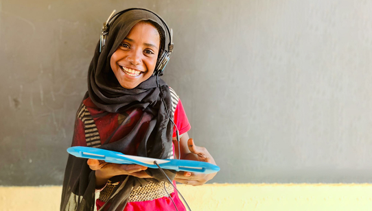 War Child_Can't Wait to Learn_lachend meisje met tablet_Soedan_Kassala_20809