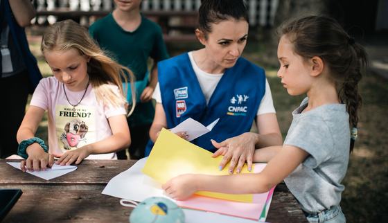 War Child_Moldova_Ukraine_Response_PT_children crafting_220610