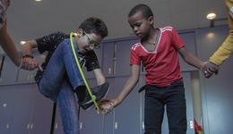 Sport en Spel activiteit in een groep tijdens TeamUp op School voor vluchtelingen kinderen zoals Mohammed_War Child_2010XX.jpg