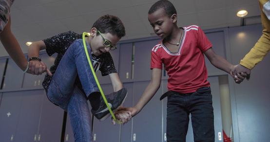 Sport en Spel activiteit in een groep tijdens TeamUp op School voor vluchtelingen kinderen zoals Mohammed_War Child_2010XX.jpg