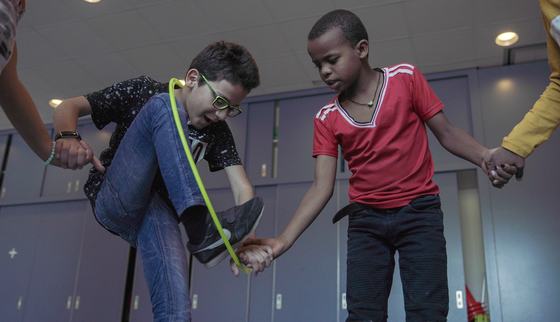 Sport en Spel activiteit in een groep tijdens TeamUp op School voor vluchtelingen kinderen zoals Mohammed_War Child_2010XX.jpg