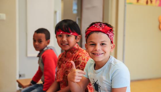 TeamUp op school- jongen die zijn duim opsteekt_War Child Nederland_190722