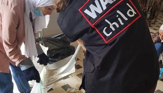 Team van War Child Holland in Libanon helpt bij schoonmaak van huizen in Beiroet, Libanon na explosies_War Child Libanon_200811.jpg