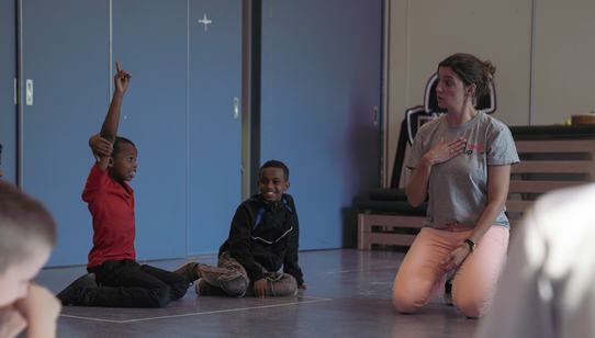 Ter afsluiting van TeamUp op School vraagt leerkracht Cory hoe het met de gevluchte kinderen gaat, zo leren ze emoties herkennen_War Child_2010XX