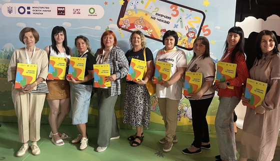 Oekraïense leraren poseren met de handleiding van Can’t Wait To Learn Ukraine tijdens het evenement ‘Teachers of the Future’ in Lviv in 2025.