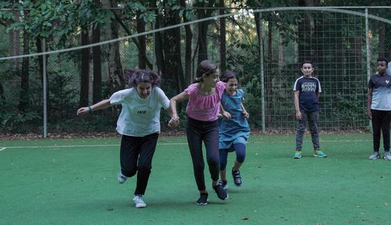 Voor oorlog gevluchte kinderen in een azc in Leersum doen mee aan TeamUp_War Child_200810