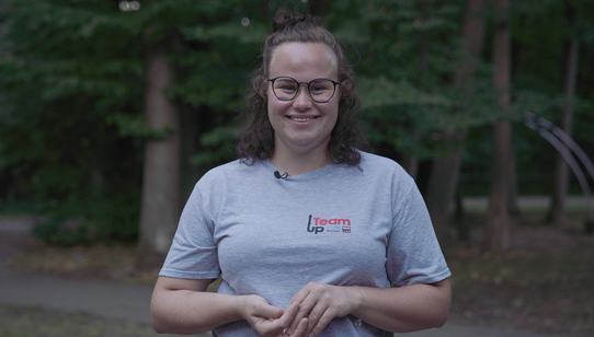 Vrijwilliger Nathalie begeleidt TeamUp activiteiten voor gevluchte kinderen in Nederland_War Child_200810