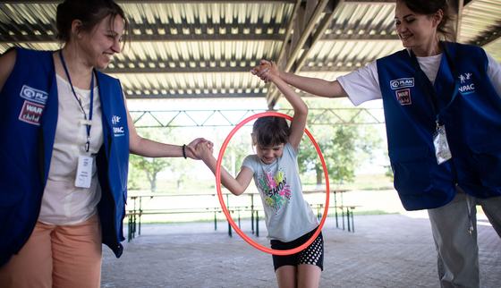War-Child-Holland_Ukraine_Moldova_Girl-hula-hoop_TeamUp_220610