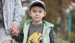 War-Child_Oekraïne_Veilige-Plek_ Denys_buiten-moeder-handen-vast_231022