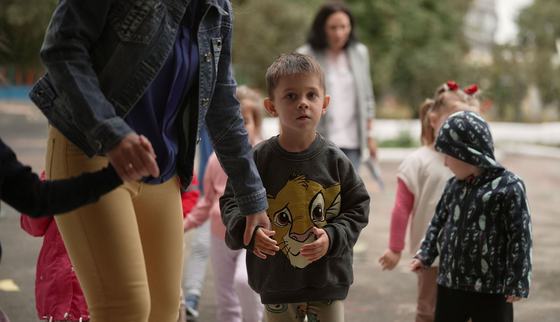 War-Child_Oekraïne_Veilige-Plek_Denys_buiten-collega-handen-vast_231022