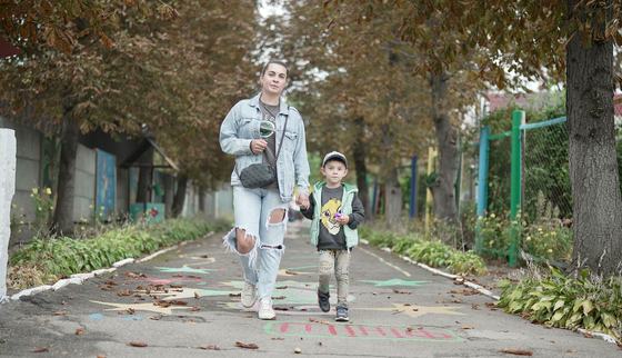 War-Child_Oekraïne_Veilige-Plek_Denys_buiten-met-moeder_231022