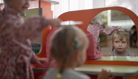 War-Child_Oekraïne_Veilige-Plek_Denys_opvang-binnen-spelen_231022