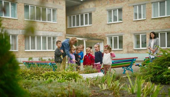 War-Child_Oekraïne_Veilige-Plek_Denys_opvang-buiten-spelen_231022