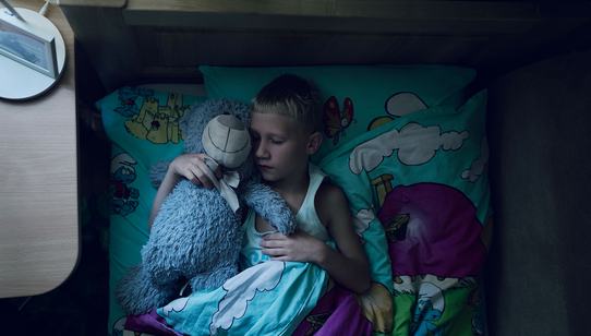 War-Child_Oekraïne_Veilige-Plek_Dmitry_in-bed_slapend_knuffel_231022