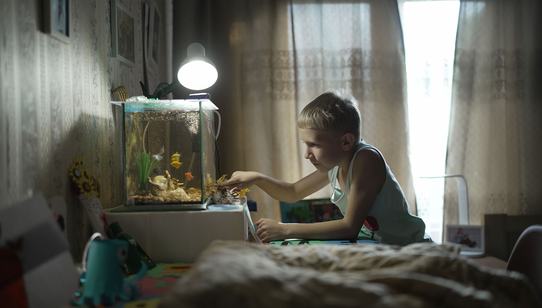 War-Child_Oekraïne_Veilige-Plek_Dmitry_met-vissen_1_231022