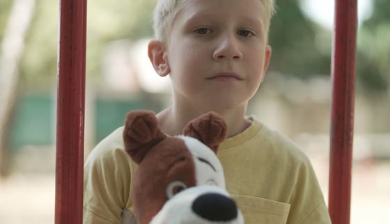 War-Child_Oekraïne_Veilige-Plek_Dmitry_schommel-met-knuffel_1_231022