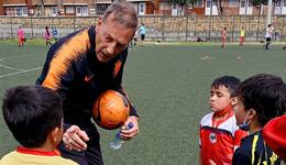 War-Child_Play it for live and future_KNVB Worldcoaches_Johan Neeskens_Colombia_220124