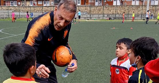 War-Child_Play it for live and future_KNVB Worldcoaches_Johan Neeskens_Colombia_220124