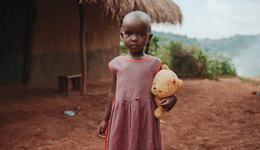 War Child Oegandees meisje met knuffel_War Child Oeganda_190914