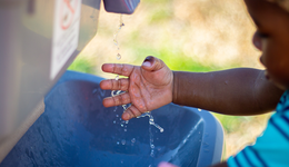 War Child coronavirus voorlichting kinderen oorlog - handen wassen_War Child Oeganda_20XXXX