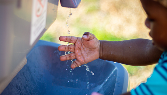 War Child coronavirus voorlichting kinderen oorlog - handen wassen_War Child Oeganda_20XXXX