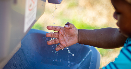 War Child coronavirus voorlichting kinderen oorlog - handen wassen_War Child Oeganda_20XXXX