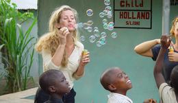 Willemijn Verloop, oprichter van War Child Holland, met kinderen in Sierra Leone_25jaar War Child