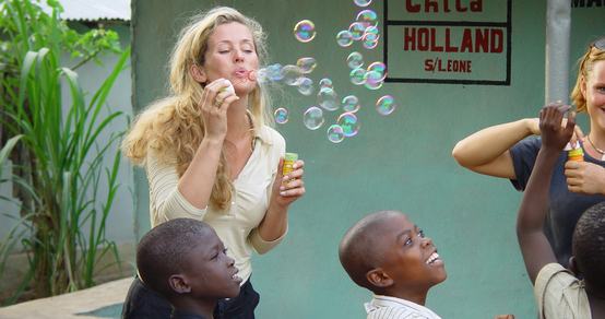 Willemijn Verloop, oprichter van War Child Holland, met kinderen in Sierra Leone_25jaar War Child