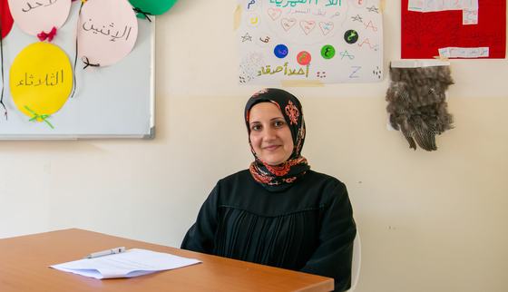 Docente Hiba steunt kinderen in Libanon door hen op afstand les te geven - kinderen rekenen op een toekomst_War Child Libanon_200802