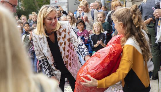 Getekend voor het leven_petitie-overhandiging_Minister Kaag_War Child Nederland_191009