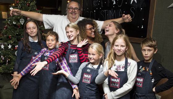 Kinderen kerst vieren diner hapjes War Child met ambassadeurs_181211