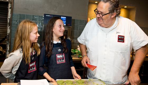 Kinderen kerst vieren diner hapjes War Child Julius Jaspers_181211