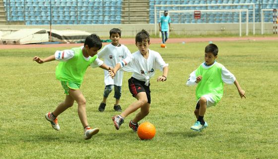Jongens voetballen_SAHA Football Unites_War Child Libanon_160410