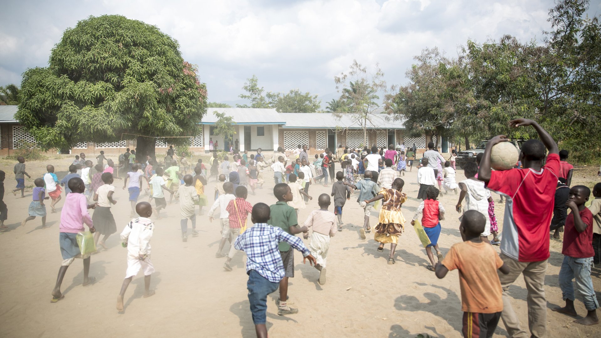 Children running to school in Burundi - War Child Holland