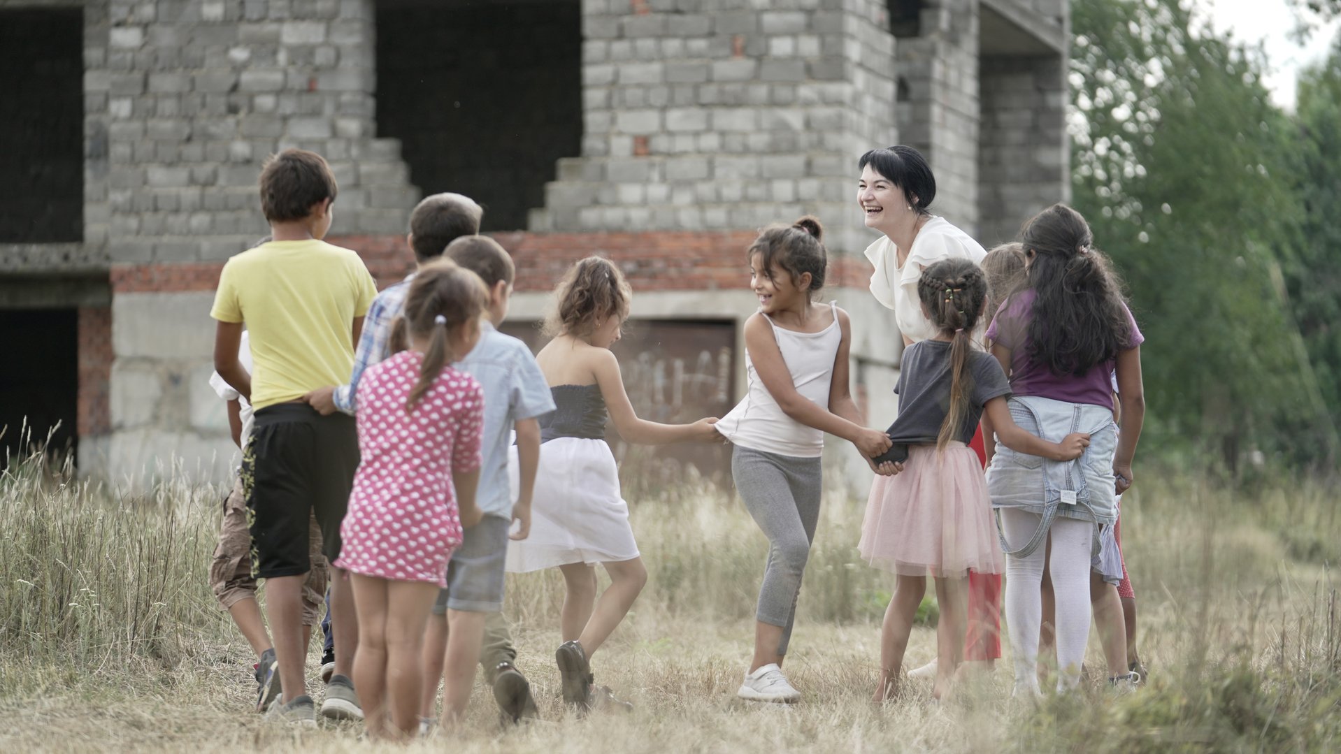 Ukrainian children play with War Child facilitator outside a shelter
