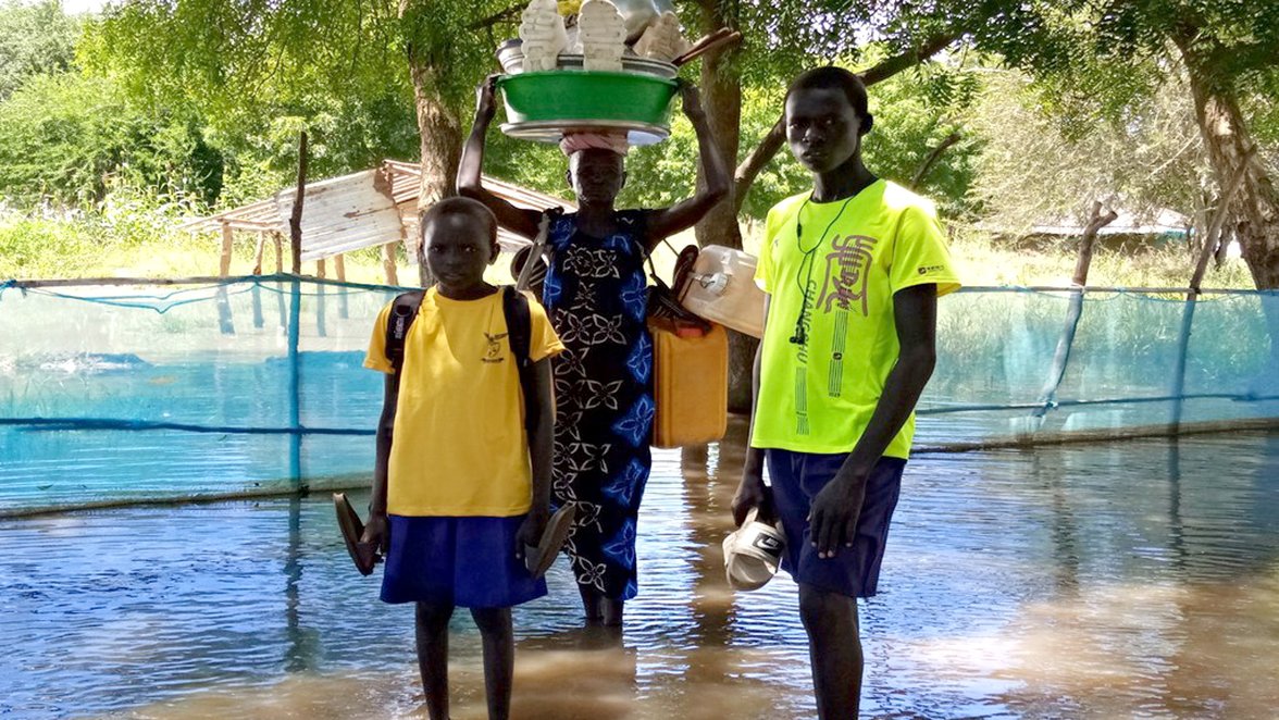 Children and women fleeing flooded areas in Languet to high ground areas, Makuach Payam, Bor South County.