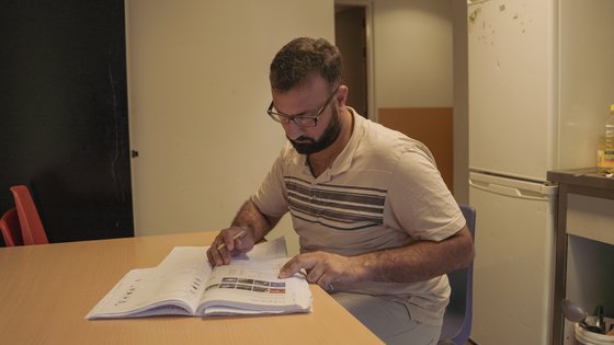 Hoesseins vader Ahmad leert Nederlands, een moeilijke taal voor een vluchteling War Child, Team Up