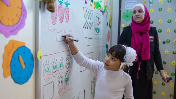 Syrisch meisje tekent op bord in kleuterklas Jordanie
