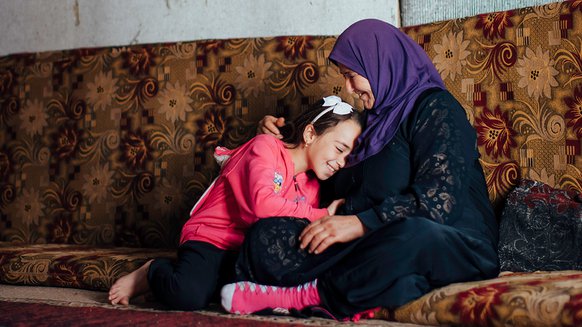 War Child veilige plek Libanon - Amal uit Syrië met haar oma