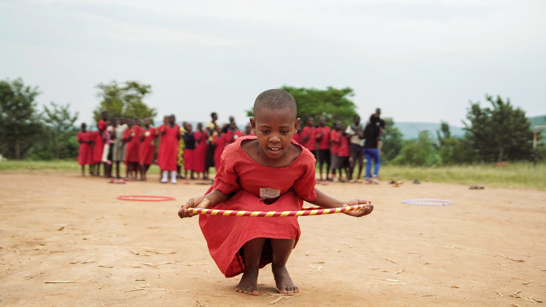 Ariane speelt met hoepel in Oeganda - TeamUp van War Child