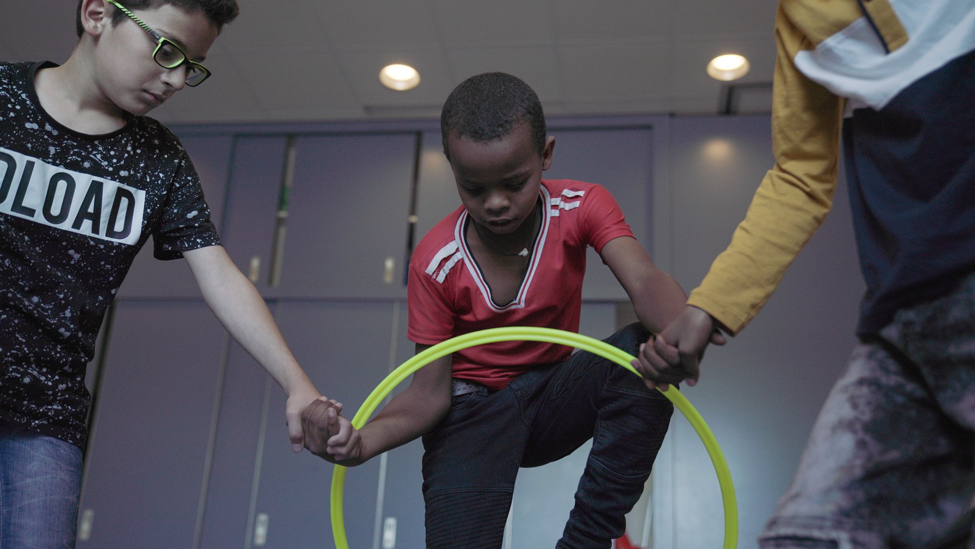Kinderen die opgroeien in oorlog kunnen moeite hebben anderen te vertrouwen, met TeamUp leren ze dit weer War Child
