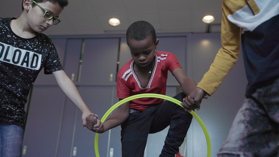 Kinderen die opgroeien in oorlog kunnen moeite hebben anderen te vertrouwen, met TeamUp leren ze dit weer War Child