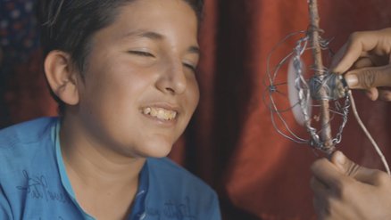 Fadi met een ventilator_Shield_War Child in Libanon