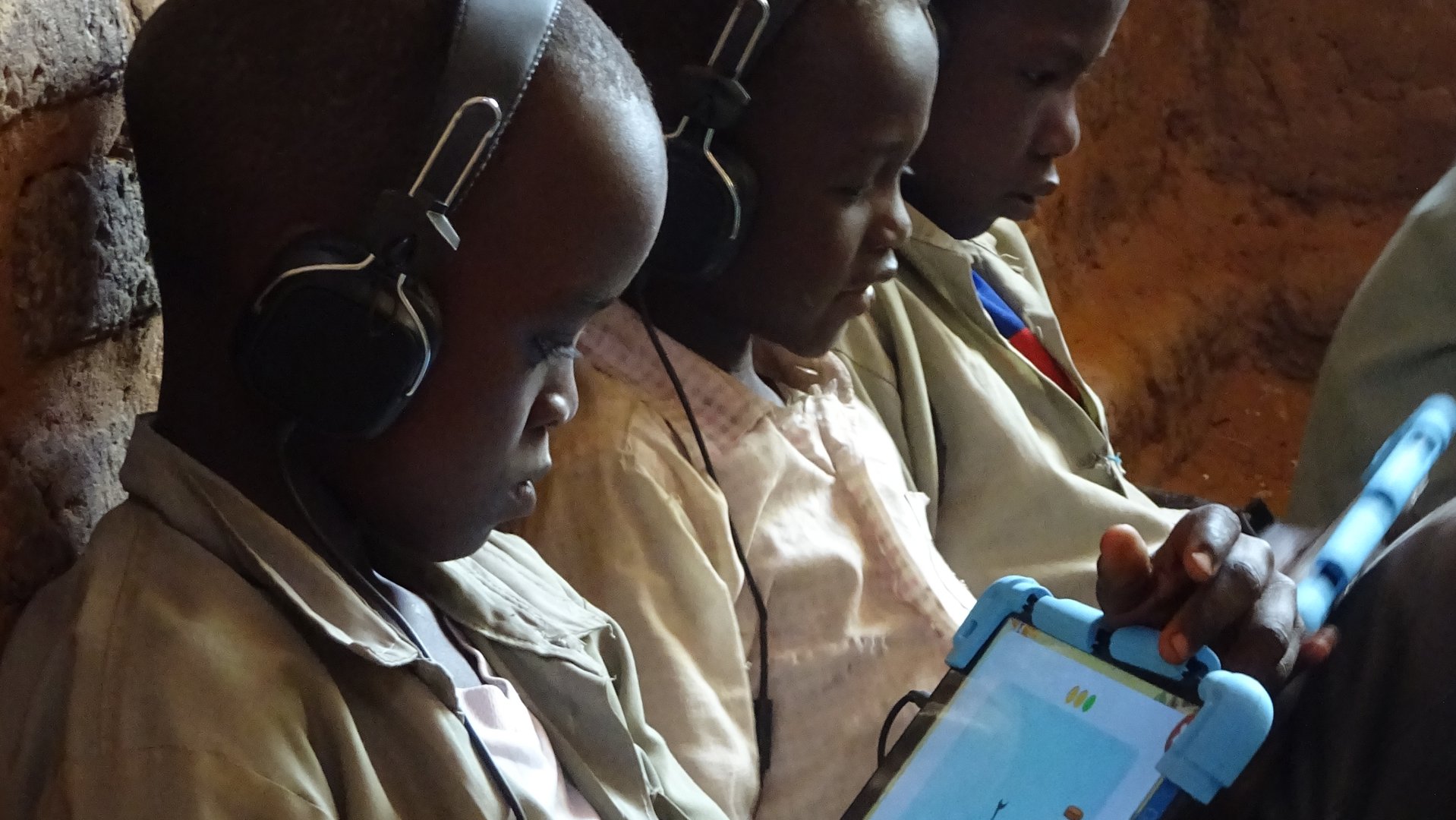 Children in South Sudan receive tablet education with Can't Wait to Learn from War Child