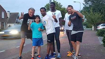 Coach Theodor en vluchtelingen rennen de Dam tot Damloop voor War Child