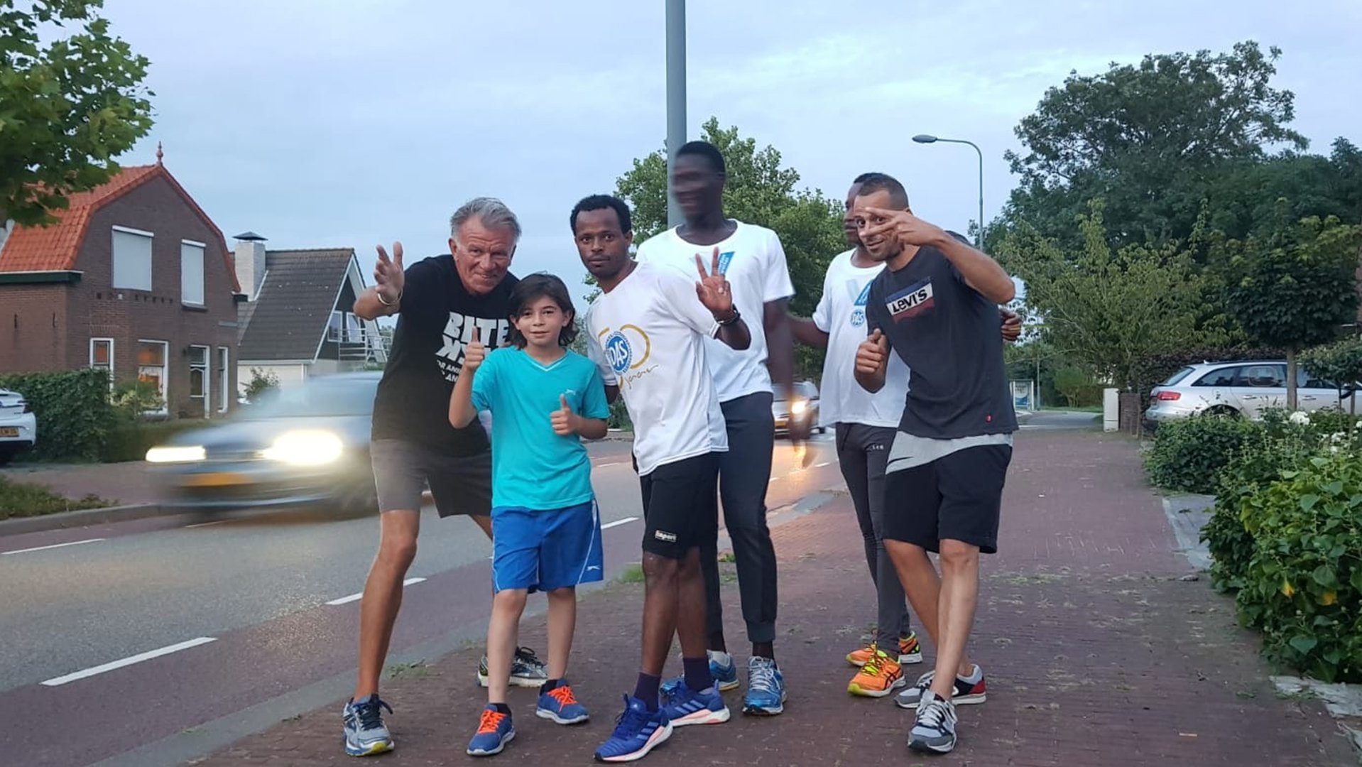 Coach Theodor en vluchtelingen rennen de Dam tot Damloop voor War Child