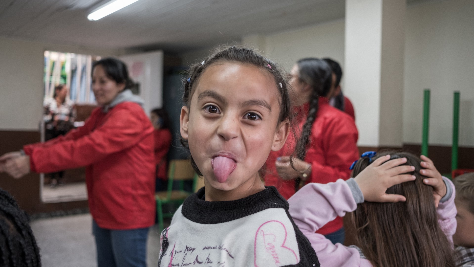 War Child TeamUp in Colombia - meisje steekt tong uit