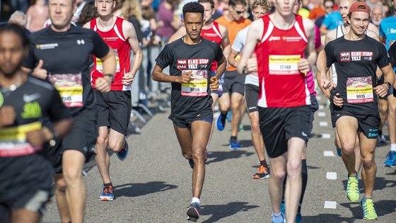 Hardlopers die zich tijdens de Dam tot Damloop inzetten voor War Child